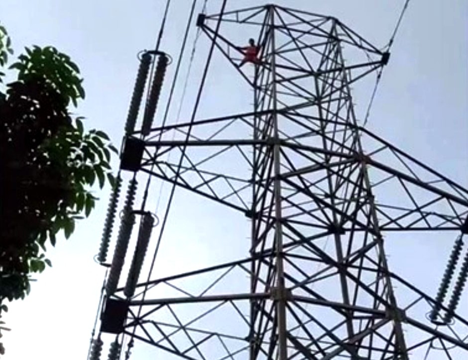 ৩৩ হাজার ভোল্টের বিদ্যুতের টাওয়ারে যুবক, দুই ঘণ্টা পর উদ্ধার